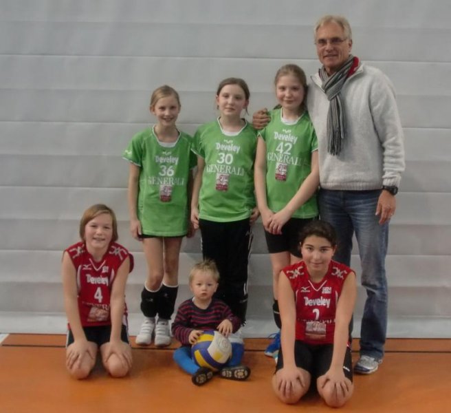Volleyball U12 w Mannschaft 1 und 2 mit Trainer Rudi Stein